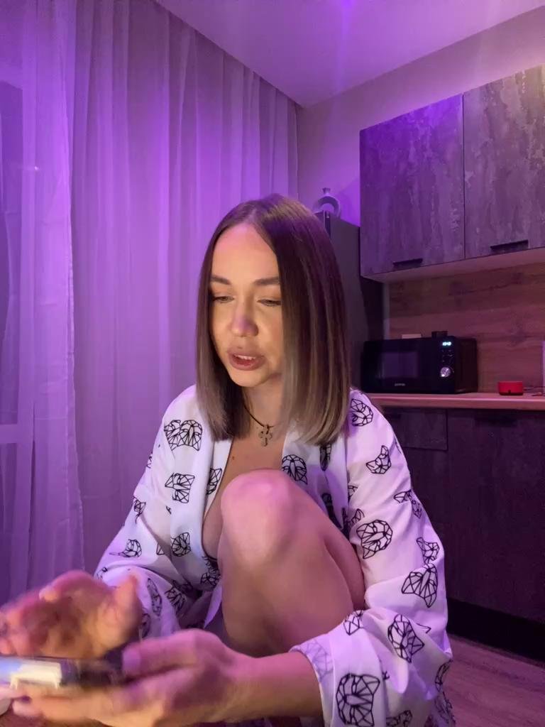 Emili1- Webcam 2023-11-28