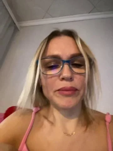 Lisa1225 Webcam 2023-11-27