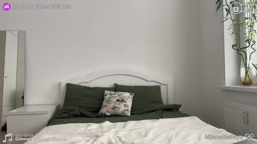 Milanabaileys Webcam 2023-04-27