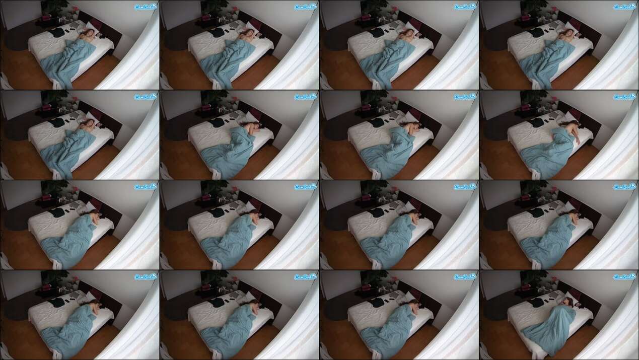 Voyeurcam-julmodels-whitebed-5 Webcam 2023-11-09