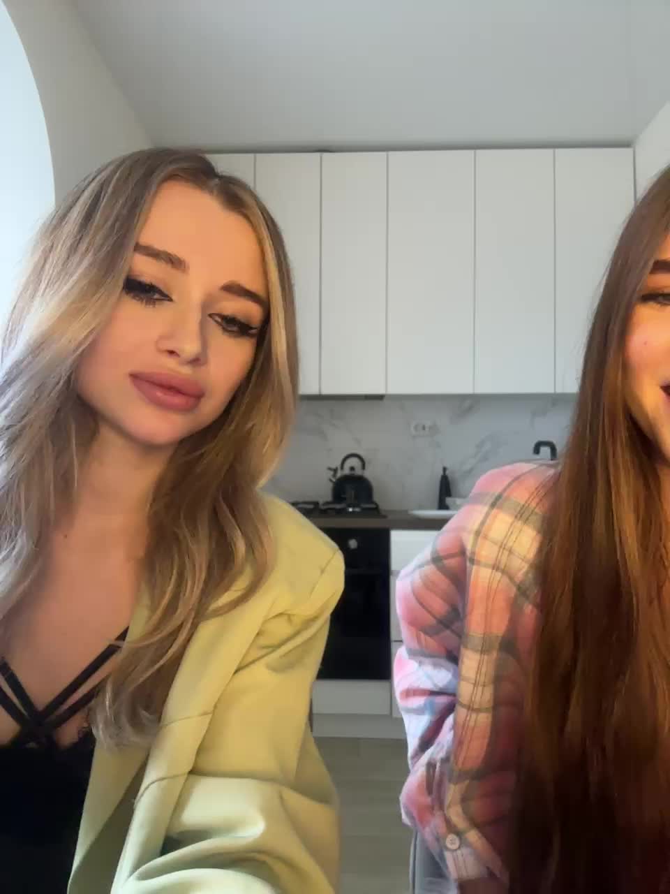 EmilyandMira Webcam 2024-12-26