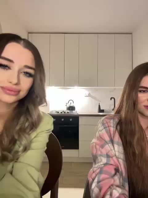 EmilyandMira Webcam 2024-12-26